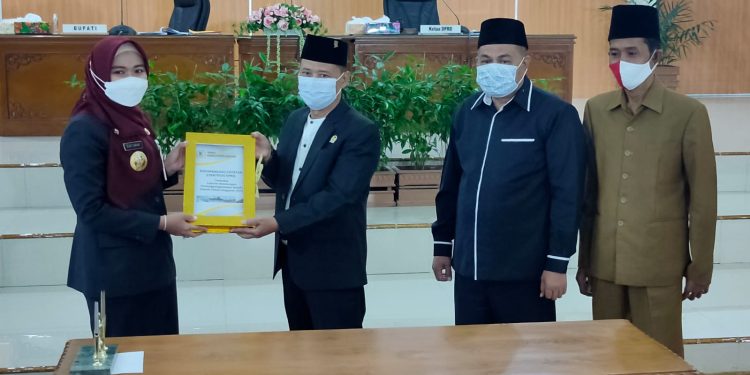 Penetapan dan Penyerahan Rekomendasi DPRD Kabupaten Demak terhadap Laporan Keterangan Pertanggungjawaban Bupati Demak Tahun Anggaran 2021
