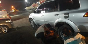 Personil Polres Demak Bantu Pemudik Yang Mengalami Pecah Ban