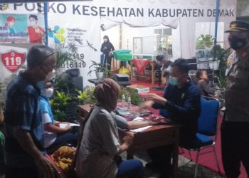 Vaksinasi Malam Hari di Pos Pam Lebaran Onggorawe Loireng Sayung