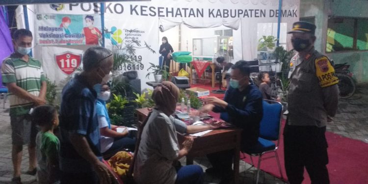 Vaksinasi Malam Hari di Pos Pam Lebaran Onggorawe Loireng Sayung