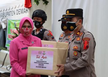 Kapolres Dampingi Ketua Bhayangkari Demak Kunjungi Pos Pengamanan Lebaran