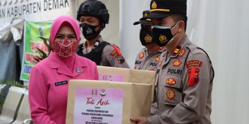 Kapolres Dampingi Ketua Bhayangkari Demak Kunjungi Pos Pengamanan Lebaran