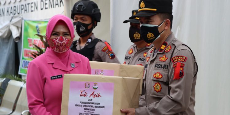 Kapolres Dampingi Ketua Bhayangkari Demak Kunjungi Pos Pengamanan Lebaran