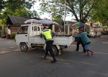 Personil Polres Demak Bantu Warga Masyarakat Yang Mengalami Mobil Mogok