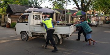 Personil Polres Demak Bantu Warga Masyarakat Yang Mengalami Mobil Mogok