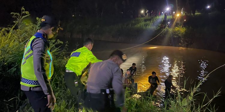 Tim SAR Gabungan Evakuasi Korban Tenggelam di Sungai Irigasi Setelah Laka Tunggal
