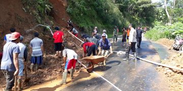 Warga Bersihkan Tanah Longsor yang Menutup Akses Jalan Pagentan Banjarnegara