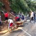 Warga Bersihkan Tanah Longsor yang Menutup Akses Jalan Pagentan Banjarnegara