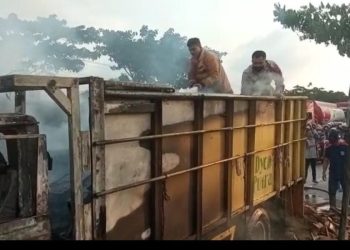 Aksi Heroik AKP Sigit Bantu Padamkan Truk Terbakar