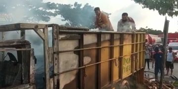 Aksi Heroik AKP Sigit Bantu Padamkan Truk Terbakar