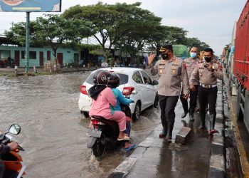 Pantura Demak Padat karena Rob, Satlantas Polres Demak Lakukan Pengalihan Arus Lalin
