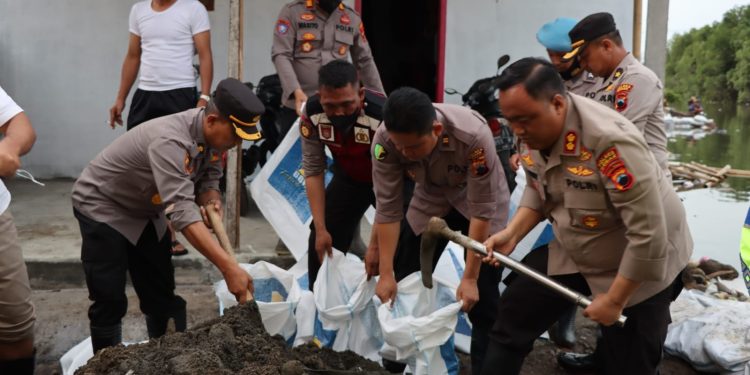 Bantu Korban Banjir Rob, Polisi Perbaiki Tanggul Jebol