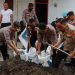Bantu Korban Banjir Rob, Polisi Perbaiki Tanggul Jebol