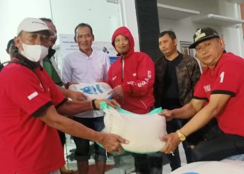 Ketua DPRD Demak Serahkan Bantuan kepada Warga Terdampak Rob