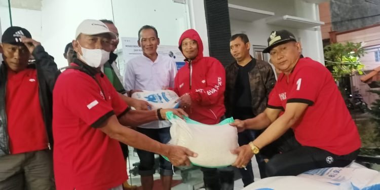 Ketua DPRD Demak Serahkan Bantuan kepada Warga Terdampak Rob