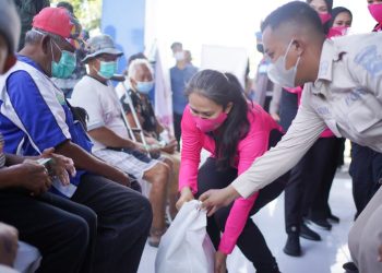 Wujud Kepedulian, Ketum Bhayangkari Bagikan Bansos Pada Warga Terdampak Rob di Sekitar Pelabuhan Tanjung Emas