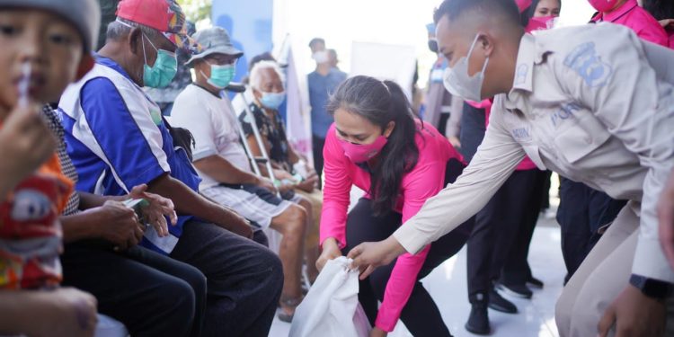 Wujud Kepedulian, Ketum Bhayangkari Bagikan Bansos Pada Warga Terdampak Rob di Sekitar Pelabuhan Tanjung Emas