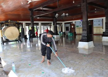 Sambut Hari Bhayangkara Ke-76, Ratusan Personel Polres Demak Bersihkan Tempat Ibadah