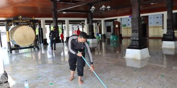 Sambut Hari Bhayangkara Ke-76, Ratusan Personel Polres Demak Bersihkan Tempat Ibadah
