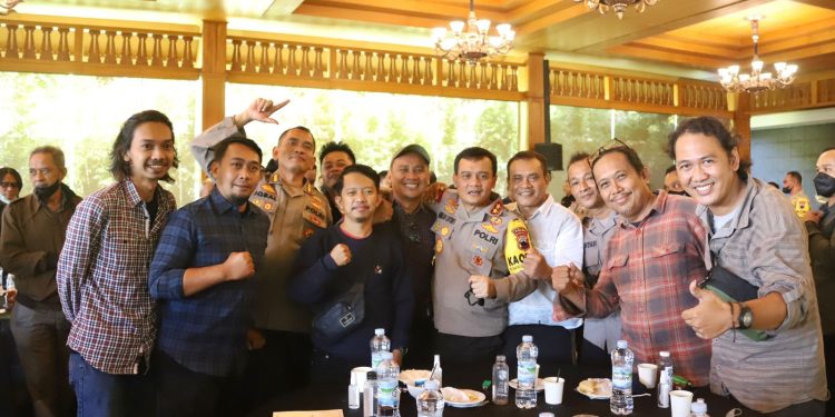 Hubungan polisi dengan media bukan hanya profesi, namun juga dari hati