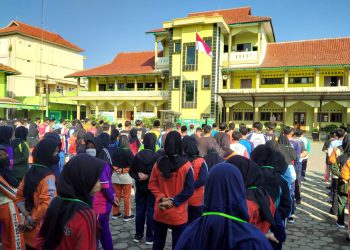 Tanamkan Kedisiplinan dan Bentuk Mental dan Siswa Sejak Dini, Babinsa Berikan Pelatihan PBB di Sekolah