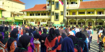 Tanamkan Kedisiplinan dan Bentuk Mental dan Siswa Sejak Dini, Babinsa Berikan Pelatihan PBB di Sekolah