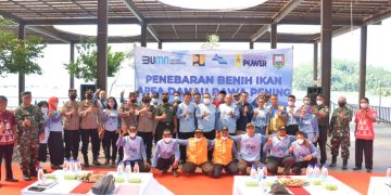 Tekan Pertumbuhan Eceng Gondok di Rawa Pening, PJT I Tebar 50.000 Benih Ikan