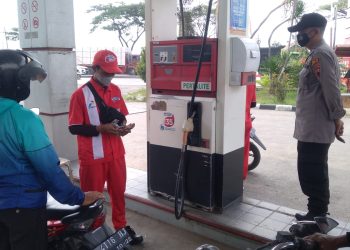 Kapolsek Sayung, Akp Sugito, melakukan pantauan ketersediaan stok BBM jenis Pertalite dan Solar