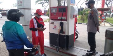 Kapolsek Sayung, Akp Sugito, melakukan pantauan ketersediaan stok BBM jenis Pertalite dan Solar