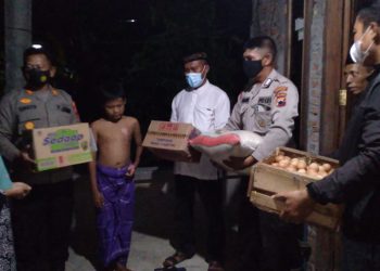 Petugas Polsek Sayung Datangi Bocah Mengalami Luka Bakar