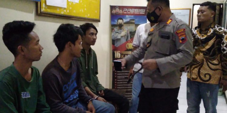 Kapolsek Sayung, Akp Sugito Tangkap Tiga Pelaku Penganiayaan dan Perampasan HP di Onggorawe