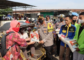 Polres Demak Bagikan 1.000 Paket Sembako Kepada Warga Terdampak Kenaikan Harga BBM