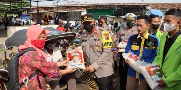 Polres Demak Bagikan 1.000 Paket Sembako Kepada Warga Terdampak Kenaikan Harga BBM