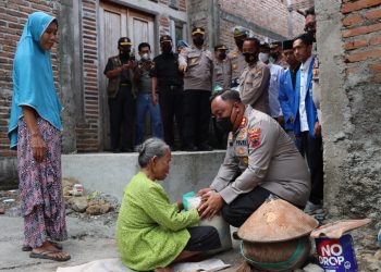 Polres Demak Bagikan Sembako Kepada Warga dan Nelayan Terdampak Kenaikan Harga BBM