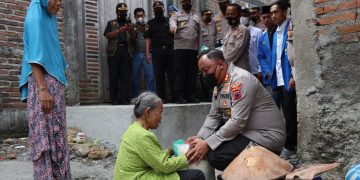 Polres Demak Bagikan Sembako Kepada Warga dan Nelayan Terdampak Kenaikan Harga BBM