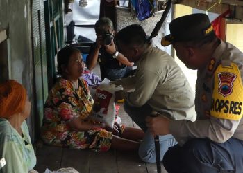 Polres Demak Bersama IJTI Salurkan Bansos Kepada Warga Terdampak Abrasi