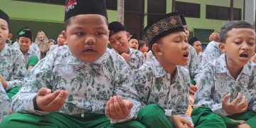 Ratusan Siswa Siswi MI Roudlotus Syubban Pucang Gading Doakan Koban Gempa