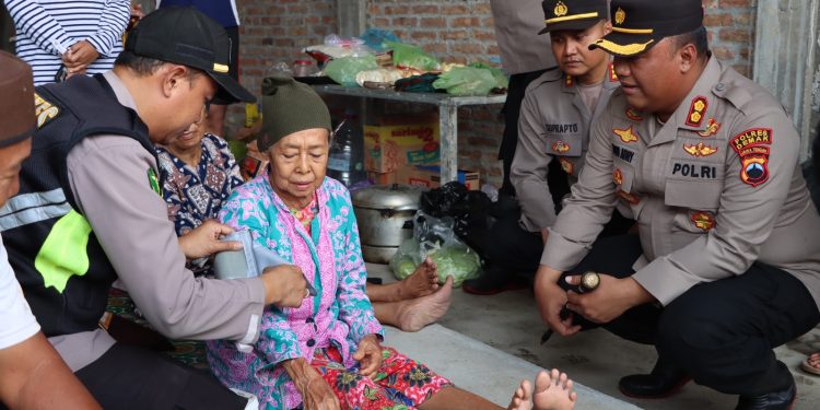 Peduli Korban Banjir, Polres Demak Hadir Bagikan Sembako dan Memberikan Bantuan Kesehatan