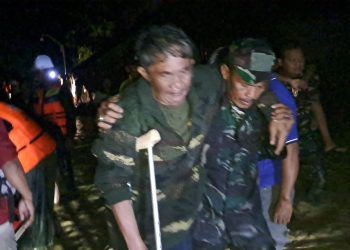 Danramil 12/Mranggen Turun Langsung Evakuasi Korban Banjir Yang Melanda Wilayah Kecamatan Mranggen