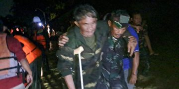 Danramil 12/Mranggen Turun Langsung Evakuasi Korban Banjir Yang Melanda Wilayah Kecamatan Mranggen