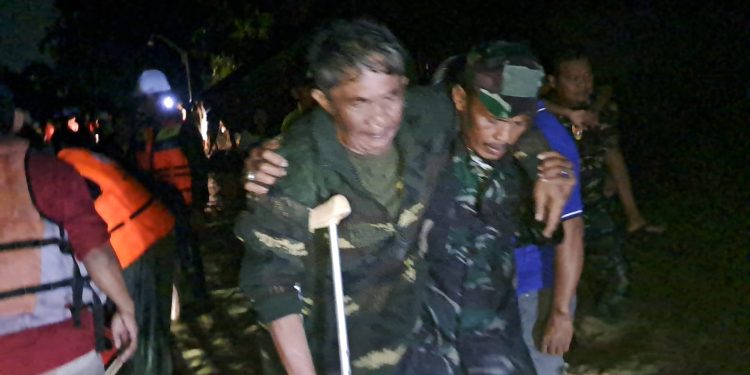 Danramil 12/Mranggen Turun Langsung Evakuasi Korban Banjir Yang Melanda Wilayah Kecamatan Mranggen