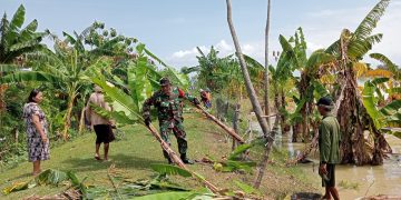 Babinsa Bantu Kerja Bakti Bersihkan Sampah Di Aliran Sungai Wulan