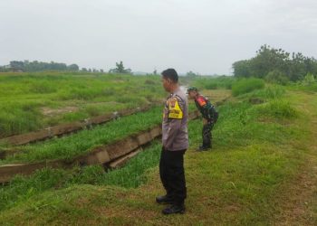 Longsor 60 Meter, Babinsa dan Bhabinkamtibmas Sidorejo Cek Tanggul Sungai Cabean