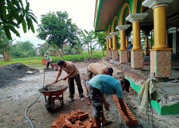 Anggota Koramil Guntur Bantu Warga Karya Bhakti Membangun Masjid