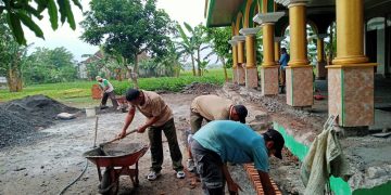 Anggota Koramil Guntur Bantu Warga Karya Bhakti Membangun Masjid