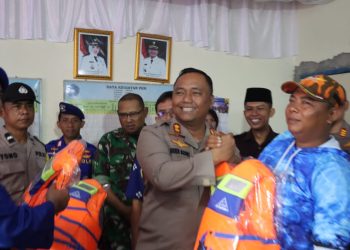 Polres Demak Bagikan Life Jacket Kepada Warga Pesisir