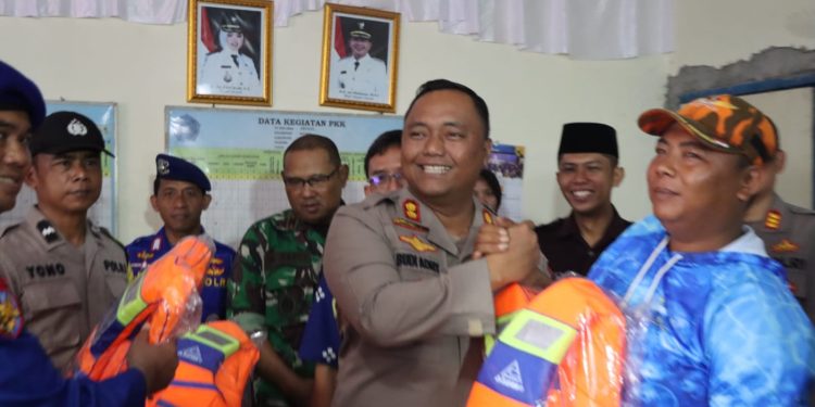 Polres Demak Bagikan Life Jacket Kepada Warga Pesisir