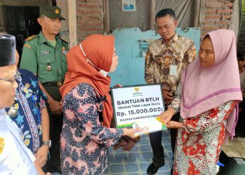 Baznas berikan bantuan pada pasutri lansia