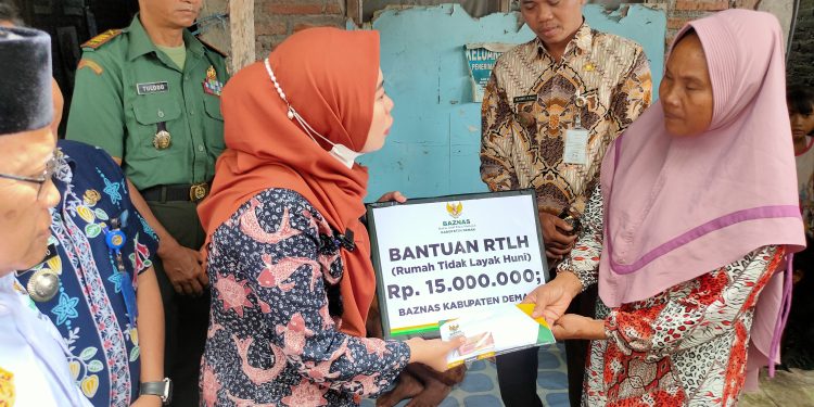 Baznas berikan bantuan pada pasutri lansia