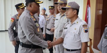 Jelang Pensiun, Dua Personel Polres Demak Mendapat Kenaikan Pangkat Pengabdian